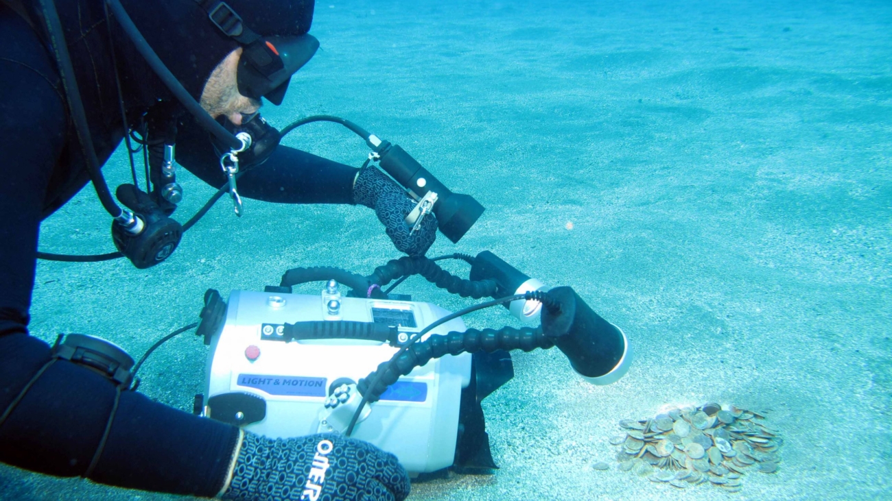 Francesco Spaggiari con le monete di Cala Tramontana Pantelleria