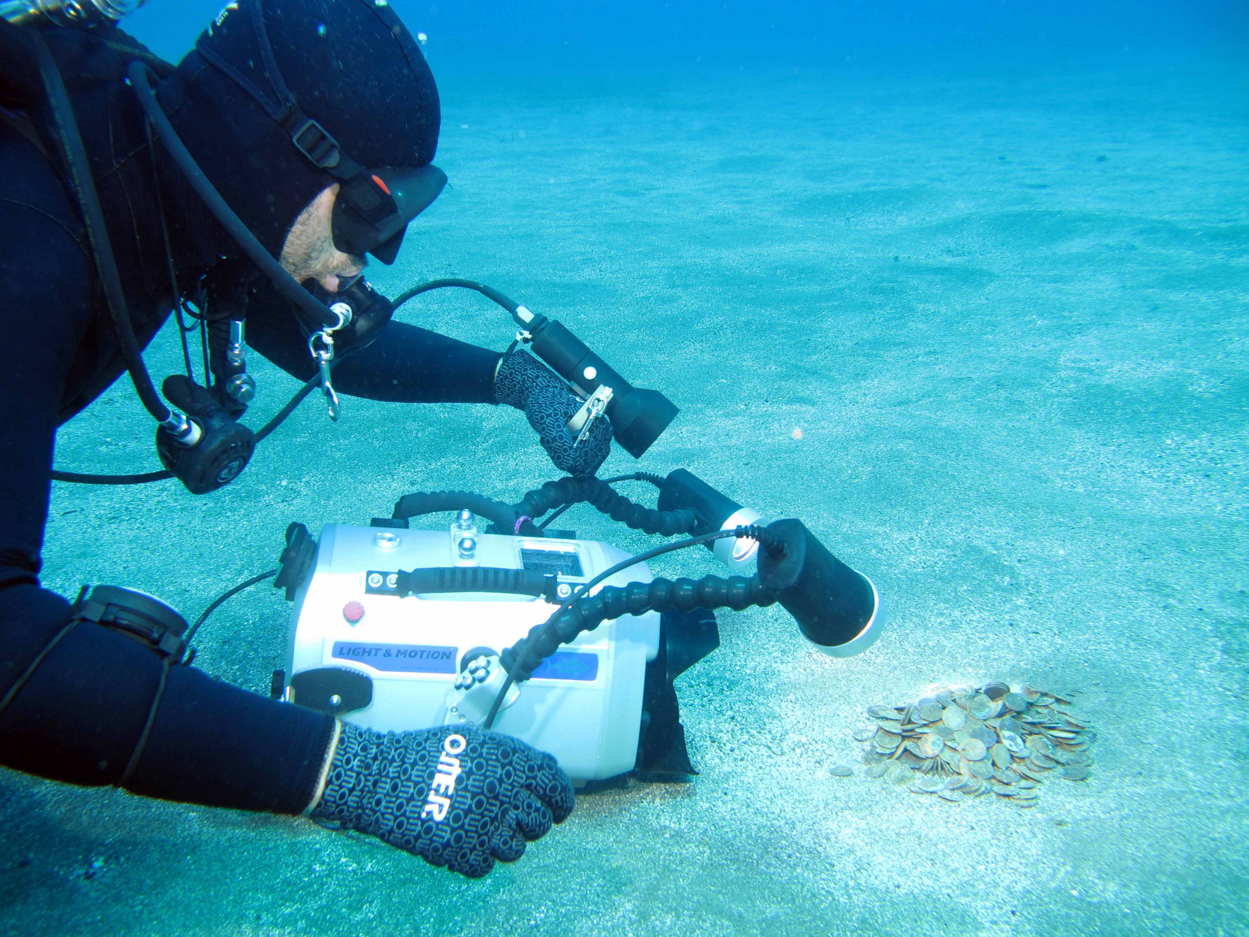 Francesco Spaggiari con le monete di Cala Tramontana Pantelleria